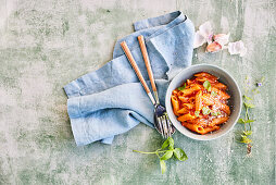 Penne mit Tomatensauce und Knoblauch