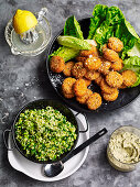 Zucchini-Baba-Ganoush mit Karotten-Falafel und Edamame-Taboulé