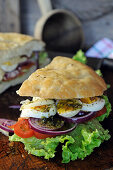 Focaccia-Sandwich mit Eiern, Tomaten und Zwiebeln