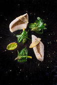 Konfierter Petersfisch mit Algen-Spargel-Gemüse