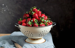 Frische Erdbeeren im Sieb