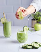 Grüner Smoothie mit Gurke, Avocado und Banane