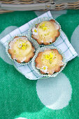 Muffins mit Pistazien und Essblüten (Schlüsselblumen und Gänseblümchen)