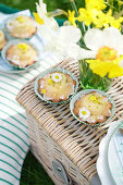 Muffins mit Pistazien und Essblüten (Schlüsselblumen und Gänseblümchen)