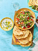 Griechischer Salat mit Fladenbrot