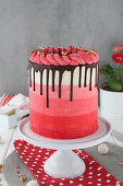 Ombre Torte mit Drip und Swirl in rot