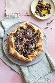 Galette mit roten Zwiebel, Pinienkernen, Oliven und Gruyère