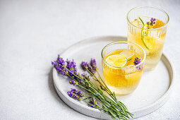 Sommercocktail mit Wodka und Lavendel