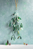 DIY mistletoe branches made of cardboard and beads