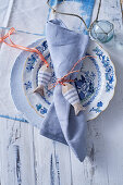 Blue and white place setting with maritime table decoration