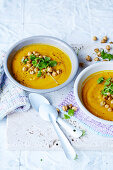 Geröstete Karotten-Knoblauch-Suppe mit knackigen Kichererbsen