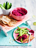 Rote-Bete-Hummus mit Erdnussbutter