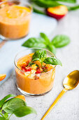 Tomaten-Nektarinen-Gazpacho mit Nektarinen-Basilikum-Relish