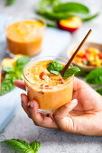 Tomaten-Nektarinen-Gazpacho mit Nektarinen-Basilikum-Relish