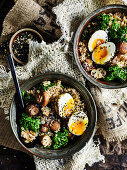 Brauner Reis mit Pilzen mit Dukkah-Eiern