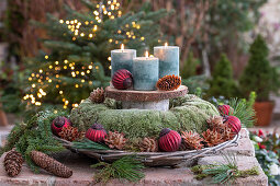 Adventskranz in Etagere mit Zweigen, Christbaumkugeln und Zapfen