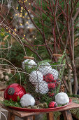 Weihnachtsdeko, Christbaumkugeln und Schneebälle aus Webpelz mit Zweigen der Kanadischen Hemlocktanne (Tsuga canadensis)