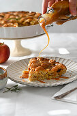 Hausgemachter Apfelkuchen mit Teiggitter, serviert mit Karamellsauce
