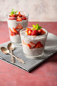 Chia-Pudding mit frischen Erdbeeren