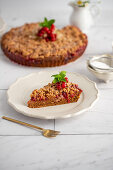 Currant crumble cake