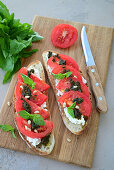 Sandwiches mit hausgemachtem Brot, Käse, Tomaten und Pesto