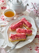 Eclairs mit schwarzen Johannisbeeren