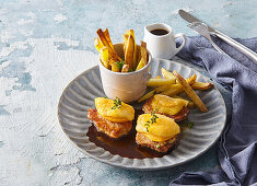 Gebratenes Schweinefleisch mit Pfirsich und Pommes