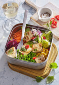Asiatisch inspirierter Salat mit Tofu 'To Go'