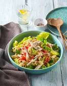 Nudelsalat mit gebratenem Hähnchen