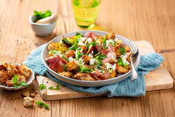 Einfacher italienischer Brotsalat mit Tomaten und Pfirsichen