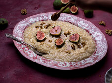 Porridge mit gerösteten Feigen, Walnüssen und Honig