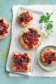 Tartelettes mit Limettencreme und gemischten Beeren