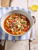 Bohnensuppe mit Tomaten und Pasta