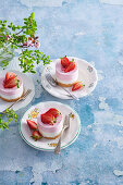 No bake strawberry mini cakes