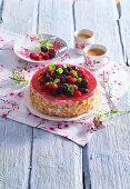 Biskuitkuchen mit Waldbeeren