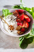 Naturjoghurt mit Beeren und Walnüssen