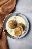 Süße Brotknödel mit Mohn und Aprikosenfüllung in Vanillesauce