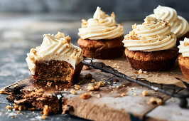 Karotten-Minikuchen mit Walnüssen, Ahornsirup und Frischkäse-Topping