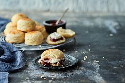 Scones mit Clotted Cream und Marmelade