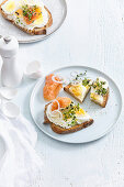 Bread topped with hard-boiled egg, smoked salmon and cress