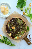 Tarte mit Zucchini, Auberginen, Knoblauch und Kräutern