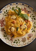 Fettuccine with cheese, tomato and basil