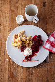 Kaiserschmarrn mit eingelegten Zwetschgen und Sahne