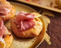 Mini pizzas with ham and cheese