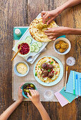 Meze mit Fladenbrot, Fleischbällchen, Falafel, Hummus und Tzatziki