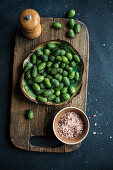 Cucamelon (Mexikanische Mini-Gurke, Melothria scabra), rosa Salz und Pfeffermühle