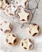 Vanille-Mince-Pies mit Beeren-Kirsch-Füllung