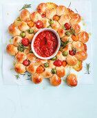 Wreath-shaped cheese tart with Napoletana sauce