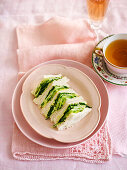 Tee-Sandwiches mit Gurke, Picalilli Pickles und Brunnenkresse