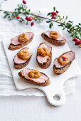 Röstbrot mit Entenbrust und Orangen-Zimt-Marmelade